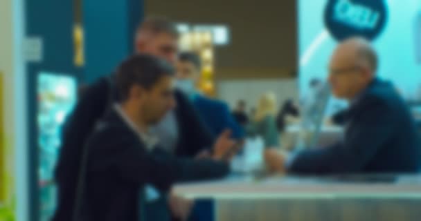 Incontro di uomini d'affari dietro il bancone nel grande hall.blurry sfocato video.business background — Video Stock