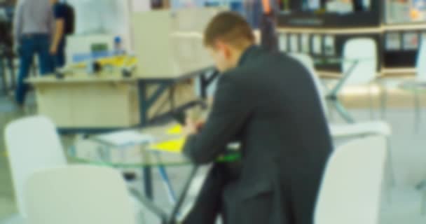 Silhouette of unrecognizable man working in modern office. Blurred defocused video. Business background — Vídeo de Stock