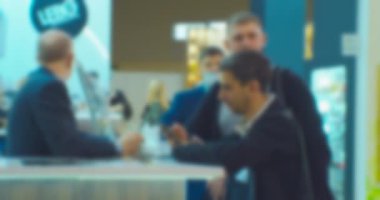 İş toplantısı ya da müzakere yapan tanınmamış insanlar. Bulanık odaklı görüntü. İş teması arkaplanı