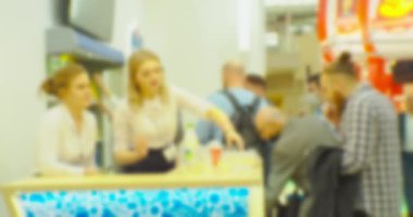 İş toplantısı ya da müzakere yapan tanınmayan insanların siluetleri. Bir iş teması üzerine bulanık odaklı video