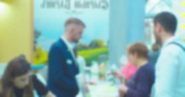 İş toplantısı ya da müzakere yapan tanınmayan insanların siluetleri. Bir iş teması üzerine bulanık odaklı video