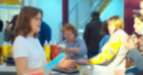 Presentación empresarial moderna de un nuevo producto.Siluetas borrosas de personas irreconocibles que están discutiendo un nuevo producto comercial en un gran vestíbulo. — Vídeos de Stock