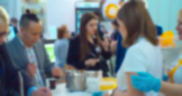 Presentación empresarial moderna de un nuevo producto.Siluetas borrosas de personas irreconocibles que están discutiendo un nuevo producto comercial en un gran vestíbulo. — Vídeos de Stock