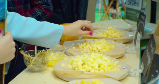 Voedselpresentatie. Kaas van verschillende rassen ligt in borden op de toonbank — Stockvideo