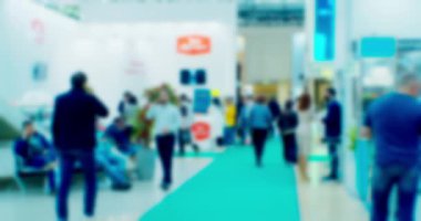 Modern iş merkezinin lobisindeki insanlar. bulanık odaklı görüntü.