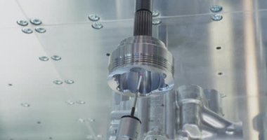 Modern bilim ve teknoloji. Teknolojik süreç. Koordinasyon makinası, paslanmaz çelik bileşenini denetliyor.