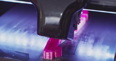 Modern bilim ve teknoloji 3D yazıcı çalışır ve sıcak erimiş plastikten bir nesne yaratır. Yakın çekim