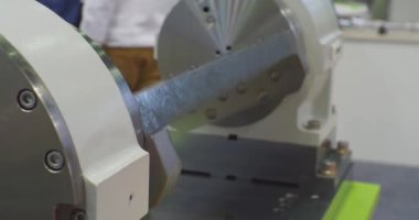 Modern metal işleme makinesi. Makinenin sabit parçası yavaşça dönüyor. Yakın plan.
