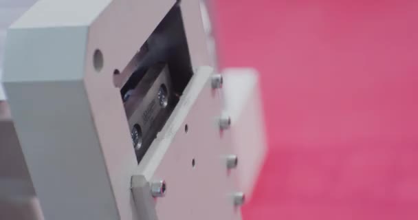 Máquina de corte production.metal moderno corta tira de metal em workpieces.technological processo de close-up idêntico — Vídeo de Stock