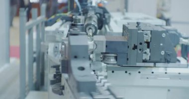 Modern çalışan metal işleme makinesi. Çalışan endüstriyel ekipman parçası. Yakın plan. teknolojik arkaplan