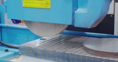Modern öğütücü makine yuvarlak bir metal parçasını işliyor. Teknolojik süreç. Yakın çekim.