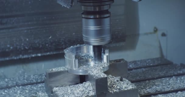 近代的な産業機器硬化鋼カッターは、機械上の金属部品を切断します。 — ストック動画