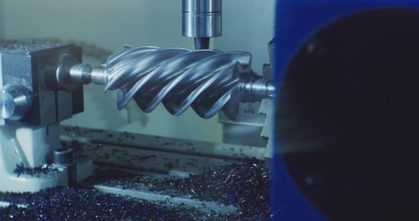 Modern endüstriyel teçhizat. Çelik saplı bir parça alüminyum kesmek için değirmen makinesi. Matkap çelik plakanın detaylarını kesiyor. — Stok video