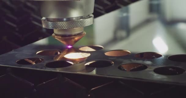 Processo tecnológico close-up.Cutting chapa metálica na oficina. Ferramenta moderna na indústria pesada. Fabricação de alta precisão de peças de aço. Corte a laser CNC de metal, máquina industrial moderna — Vídeo de Stock