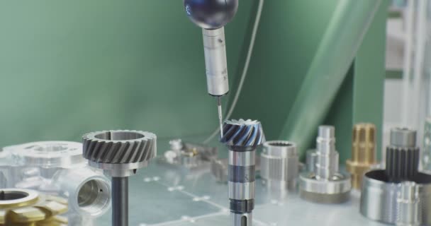 Moderní věda a technologie.Měřicí sonda určuje velikost kovových výrobků.detailní záběr — Stock video