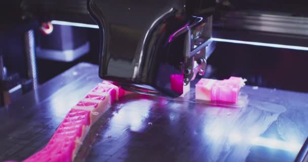Moderní věda a technologie.3D tiskárna pracuje a vytváří složitou část z horké roztavené plastiky.close-up — Stock video