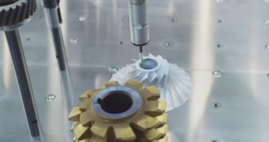 Modern bilim ve teknoloji. Teknolojik süreç. Koordinasyon makinası, paslanmaz çelik bileşenini denetliyor..