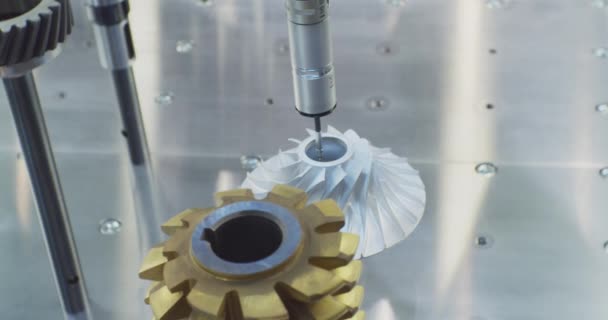 Scienza e tecnologia moderne. Sonda di misurazione del controllo di qualità. Fresatrice CNC per la lavorazione dei metalli. Taglio metallo moderna tecnologia di lavorazione.processo tecnologico close-up — Video Stock