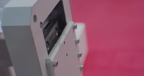 Máquina de corte production.metal moderno corta tira de metal em workpieces.technological processo de close-up idêntico — Vídeo de Stock