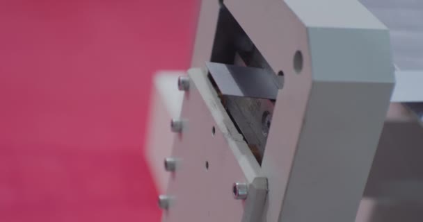 Modern metal kesme makinesi metal şeritleri eşit parçalara ayırır. teknolojik süreç yakın plan — Stok video