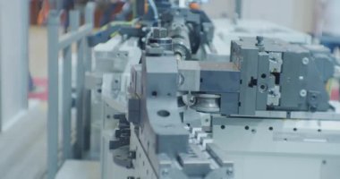 Modern çalışan metal işleme makinesi. Çalışan endüstriyel ekipman parçası. Yakın plan. teknolojik arkaplan