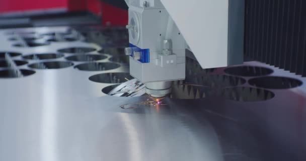 Moderne industriële apparatuur.Automatische cnc lasersnijmachine die met plaatmetaal werkt.technologische proces close-up — Stockvideo