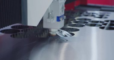 Modern endüstriyel ekipman. Yüksek hassasiyetli CNC lazer kaynak levhası, yüksek hız kesme, lazer kesme teknolojisi, lazer kaynak teknolojisi.