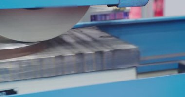 Modern endüstriyel teçhizat. Öğütücü, yuvarlak bir metal parçasını işliyor. Teknolojik süreç yakın plan.