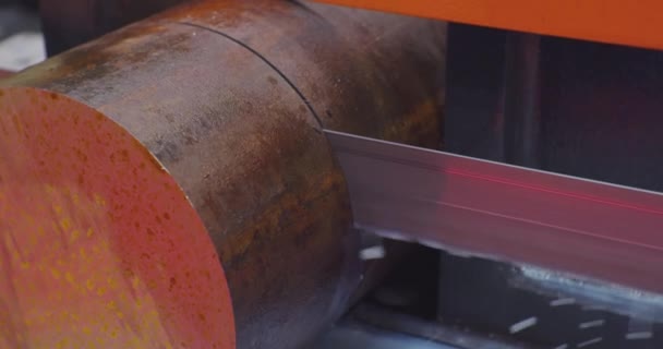 Moderní průmyslové vybavení.Pásová pila řezání surových kovů pruty s chladicí kapalinou. Průmyslový řezací stroj řezání materiálu tyč close-up. — Stock video