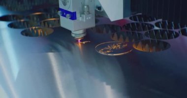 Teknolojik süreç yakın çekim. Atölyede metal levha kesme. Ağır sanayide modern araç. Yüksek hassasiyetli çelik parçaları üretimi. CNC lazer kesim metal, modern endüstriyel makine