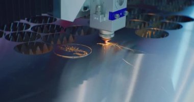 Modern endüstriyel ekipman. Yüksek hassasiyetli CNC lazer kaynak levhası, yüksek hız kesme, lazer kesme teknolojisi, lazer kaynak teknolojisi.