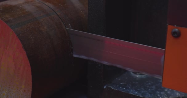 带锯刀具用钢棒自动进料、高性能切割机、钢棒切割、高速切割、带锯等工业应用。 — 图库视频影像