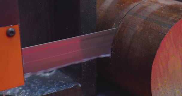 Moderne industriële apparatuur.Bandzaag voor het industrieel zagen van een metalen kern en het gebruik van een koelvloeistof.technologisch proces close-up — Stockvideo