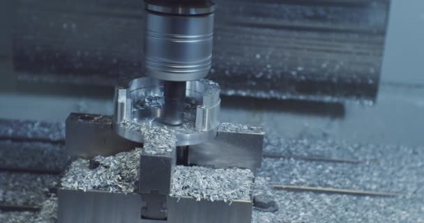 Moderne Industrieausrüstung. Fräsmaschine zum Schneiden von Stahl verarbeitet ein Stück Aluminium. Der Bohrer schneidet das Detail auf der Stahlplatte. — Stockvideo