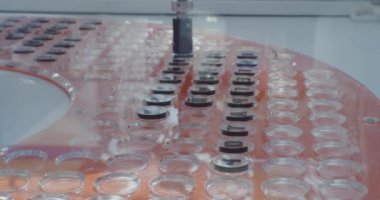 Modern endüstriyel ekipman. Manipülatörün robot kolu hücrelerin parçalarını hızlı ve doğru bir şekilde yerleştirir. Teknolojik bir sürecin kapanışı