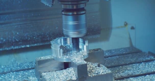 Moderna attrezzatura industriale.produzione di una parte su una macchina CNC, lavorazione di un pezzo metallico su una macchina CNC. — Video Stock