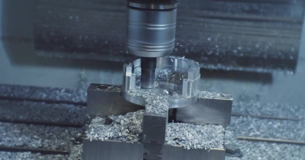 Moderne industrielle Ausrüstung. Produktion eines Teils auf einer CNC-Maschine, Bearbeitung eines Metallwerkstücks auf einer CNC-Maschine. — Stockvideo
