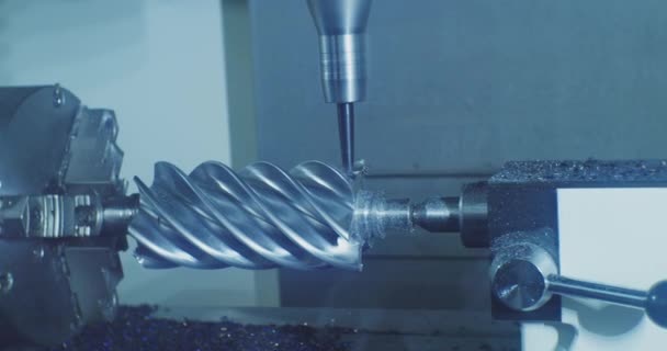 Modern endüstriyel teçhizat. Cnc makinesinin bir parçasını üretmek, bir cnc makinesinin metal işçiliğini işlemek. Teknolojik süreç yakın çekim — Stok video