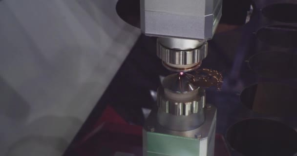 Modern industrial equipment.Laser cutting machine for sheet metal. close-up. modern machine laser is cutting sheet metal plate.technological process close-up — Stock Video