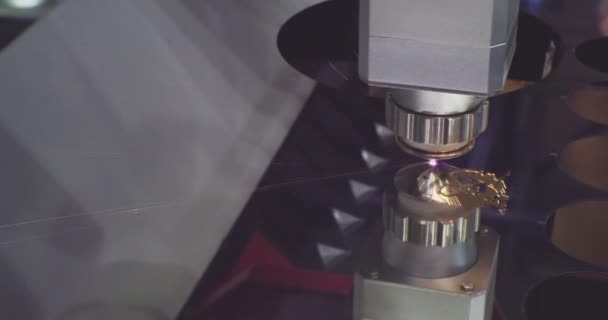 Tecnologias modernas usadas na produção industrial. Máquina de corte a laser cnc automática que trabalha com o processo metal.technological da folha close-up — Vídeo de Stock