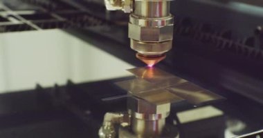 Sanayi üretiminde kullanılan modern teknolojiler. Metal levha ile çalışan utomatik cnc lazer kesme makinesi. Teknolojik süreç yakın çekim