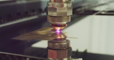 Modern endüstriyel ekipman. Metal levha için lazer kesme makinesi. Yakın plan. Modern makine lazeri metal levhayı kesiyor. Teknolojik süreç yakın plan.