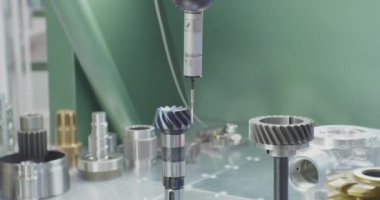 Modern bilim ve teknoloji. Teknolojik süreç. Koordinasyon makinası, paslanmaz çelik bileşenini denetliyor.