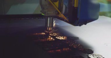 Modern endüstriyel ekipman. Metal lazer kesimi. Güçlü, parlak bir kirişe sahip endüstriyel bir makine bir metal tabakasını keser. Fabrikada metalcilik. Teknolojik süreç yakın plan.