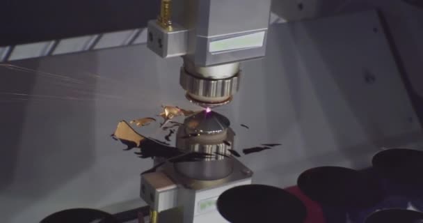 Proses teknologi close-up.Cutting lembar logam di bengkel. Alat modern dalam industri berat presisi tinggi pembuatan bagian baja. Pemotongan Laser CNC logam, mesin industri modern — Stok Video