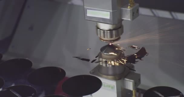 Современное промышленное оборудование. Промышленный роботизированный лазерный резак режет металлические детали с большой точностью. — стоковое видео