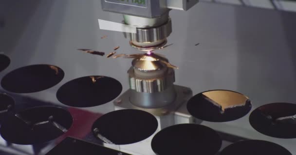 Équipement industriel moderne. tôle de soudure laser CNC de haute précision, découpe à grande vitesse, soudage laser, technologie de découpe laser, soudage laser. — Video