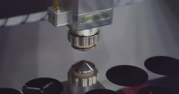 Processo tecnológico close-up.Cutting chapa metálica na oficina. Ferramenta moderna na indústria pesada. Fabricação de alta precisão de peças de aço. Corte a laser CNC de metal, máquina industrial moderna — Vídeo de Stock