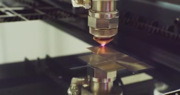 Nowoczesne technologie stosowane w produkcji przemysłowej.Automatyczna wycinarka laserowa cnc pracująca z zbliżeniem procesu obróbki blachy metalowej.technologicznej — Wideo stockowe