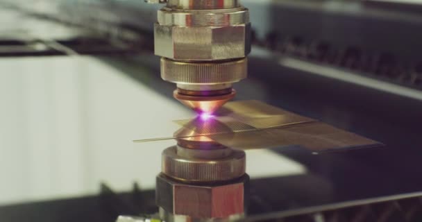 Lamiera di metallo di saldatura laser CNC ad alta precisione, taglio ad alta velocità, saldatura laser, tecnologia di taglio laser, saldatura laser. — Video Stock